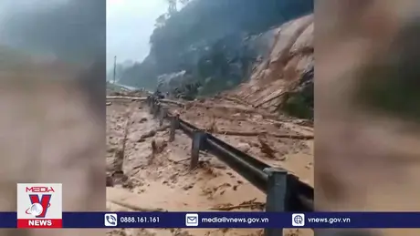 Sạt lở hàng trăm mét khối đất đá trên quốc lộ từ Nha Trang đi Đà Lạt