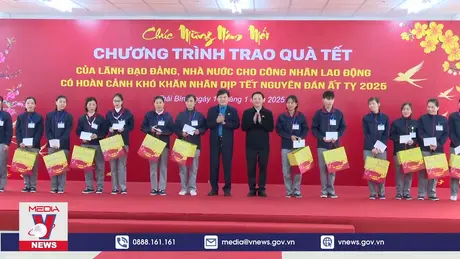 Phó Chủ tịch Quốc hội Nguyễn Khắc Định trao quà Tết tại Thái Bình