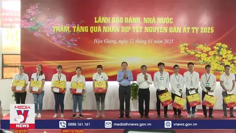 Chủ tịch Quốc hội thăm, tặng quà Tết tại tỉnh Hậu Giang