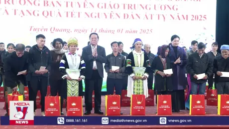 Trưởng Ban Tuyên giáo Trung ương trao quà Tết tại Tuyên Quang